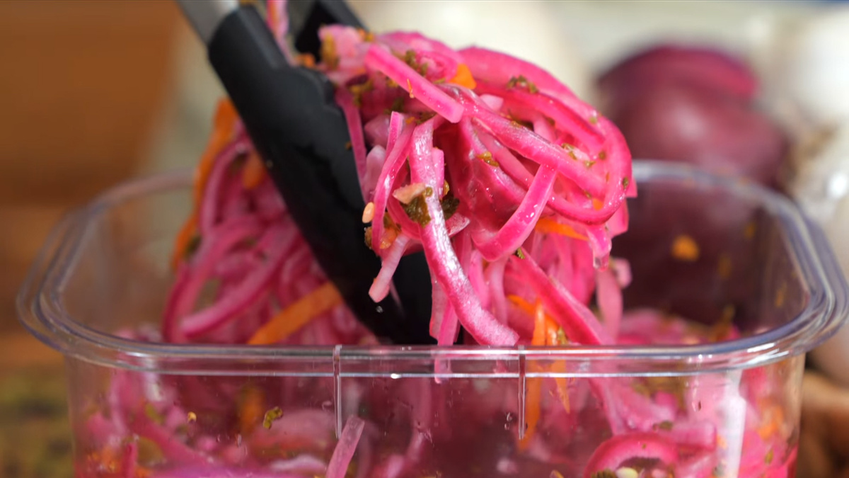 Лучше использовать красный лук, не белый 