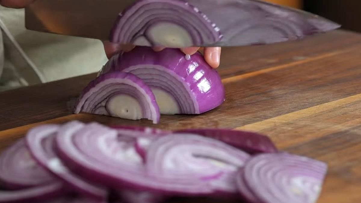 Нарезайте лук потоньше, так он замаринуется намного быстрее 