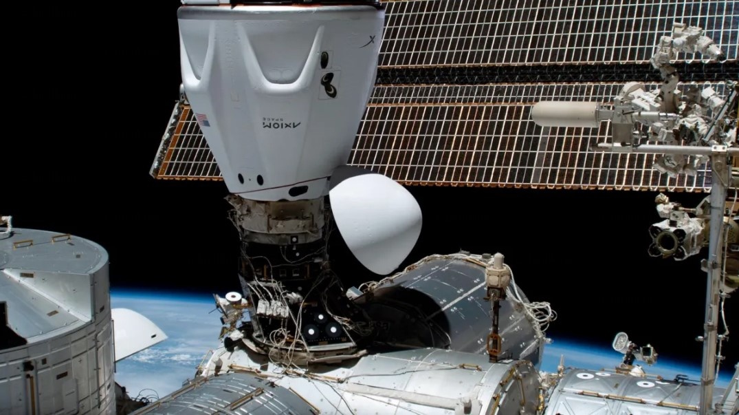 Космический корабль Crew Dragon компании SpaceX пристыковался к МКС во время частной миссии астронавтов Ax-2 компании Axiom Space в мае 2023 года. Источник: NASA  📷

