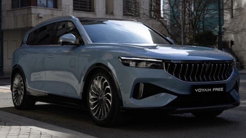 Габариты кроссовера VOYAH FREE EVR сопоставимы с другими аналогичными моделями: длина — 4905 мм, ширина — 1950 мм, высота — 1645 мм. Но модель выделяется благодаря стильному дизайну, разработанному известной итальянской дизайн студией ItalDesign, и внешне напоминает яхту. Яркому восприятию внешности способствуют стильные 20-дюймовые колесные диски