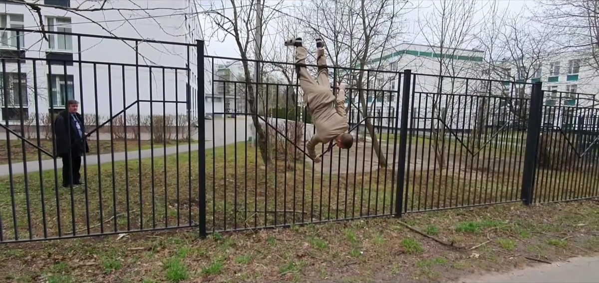 Перелезаем через заборы с Алексеем Щербаковым.