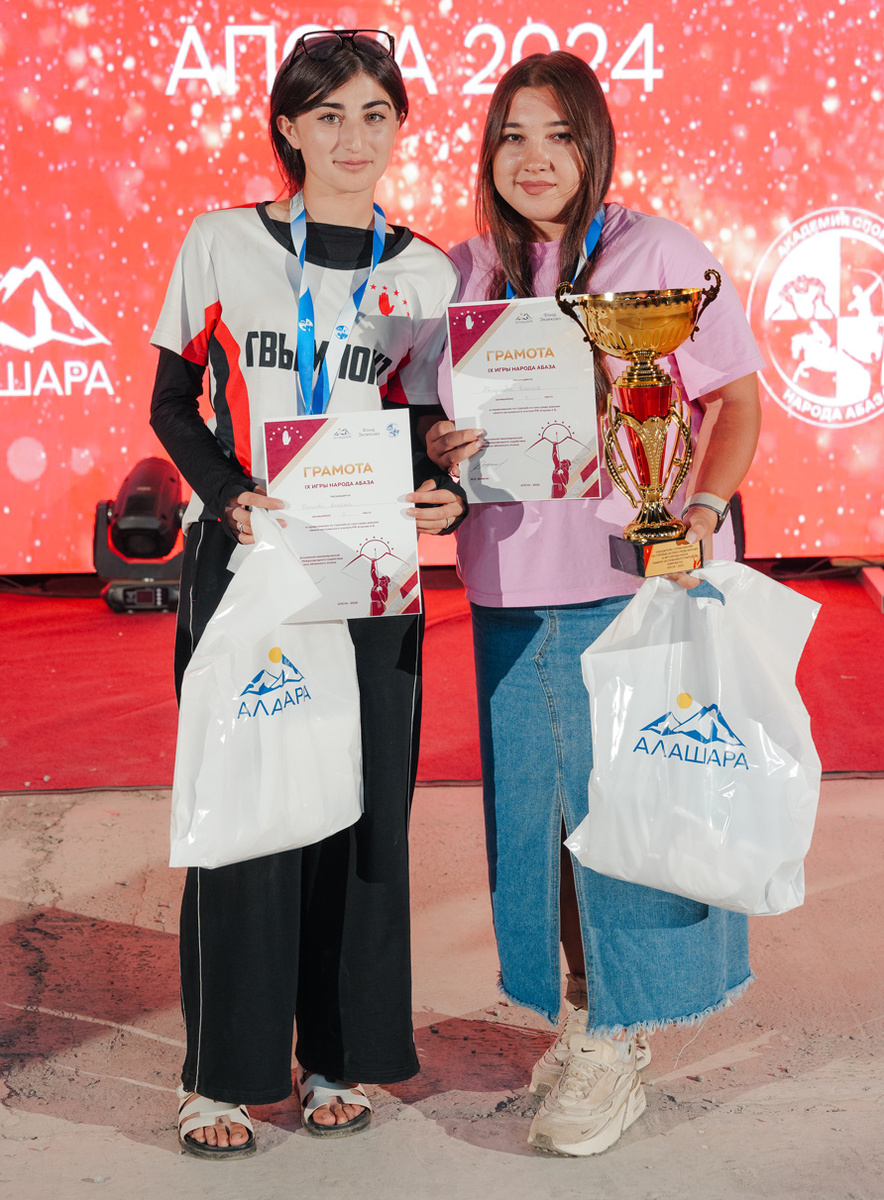 Ксения Биджева - чемпион по стрельбе из лука среди девушек (справа) и Амина Напсова, занявшая 3 место