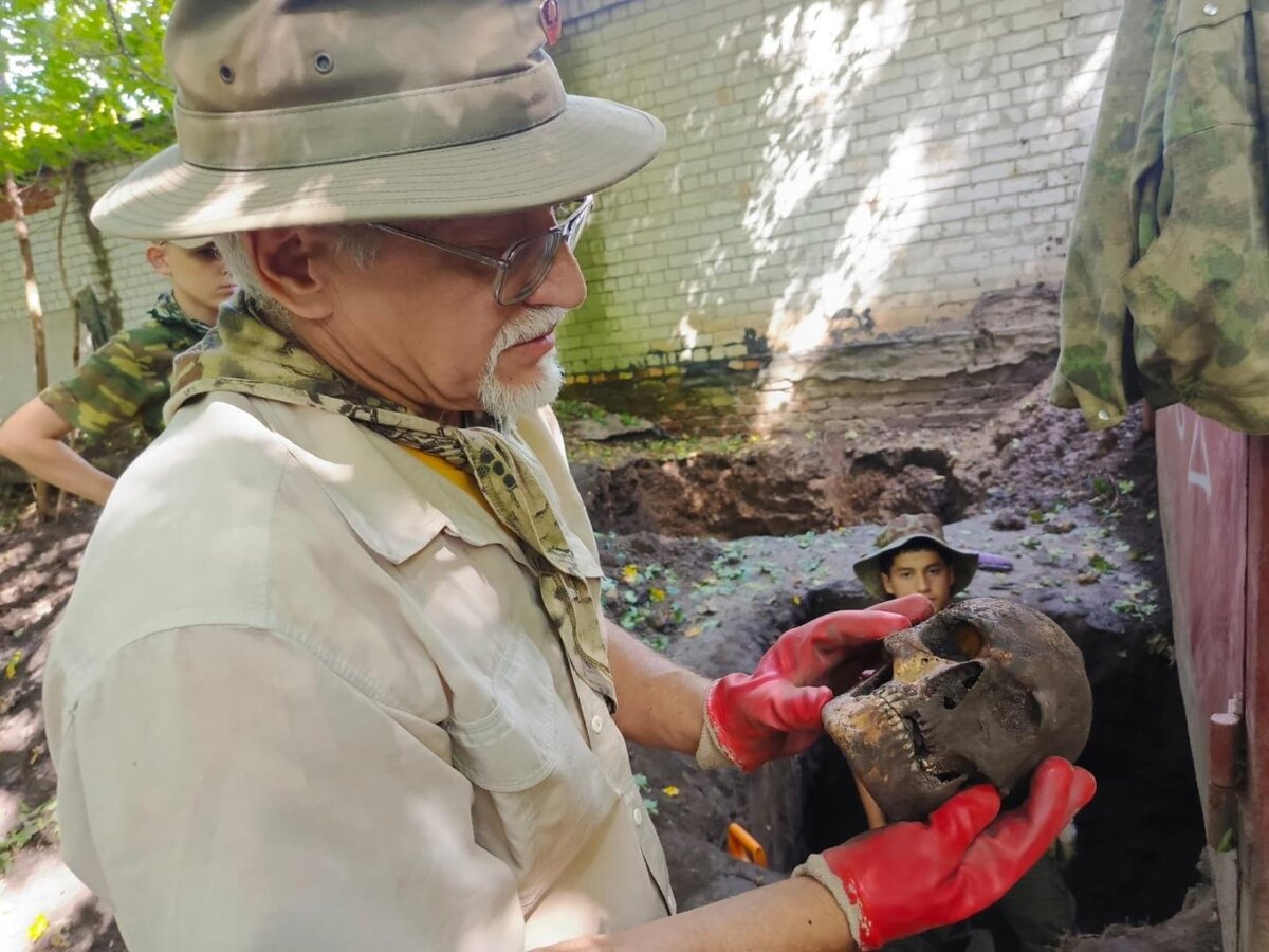    В Знаменской Роще Курска поисковики за сутки подняли останки 12 детей