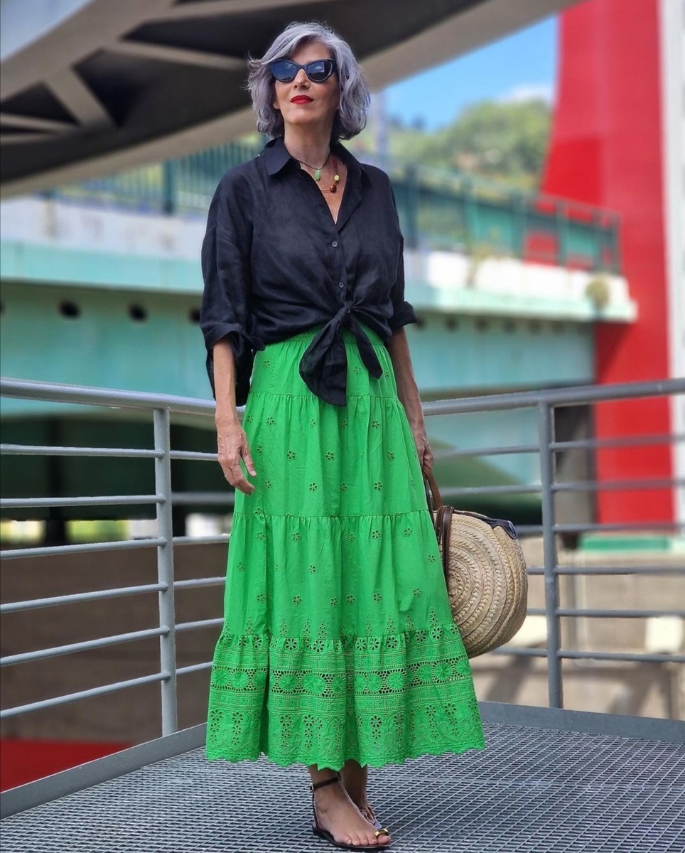 Лёгкие ткани с интересной текстурой и фактурой (например, кружево или вышивка) особенно актуальны.  