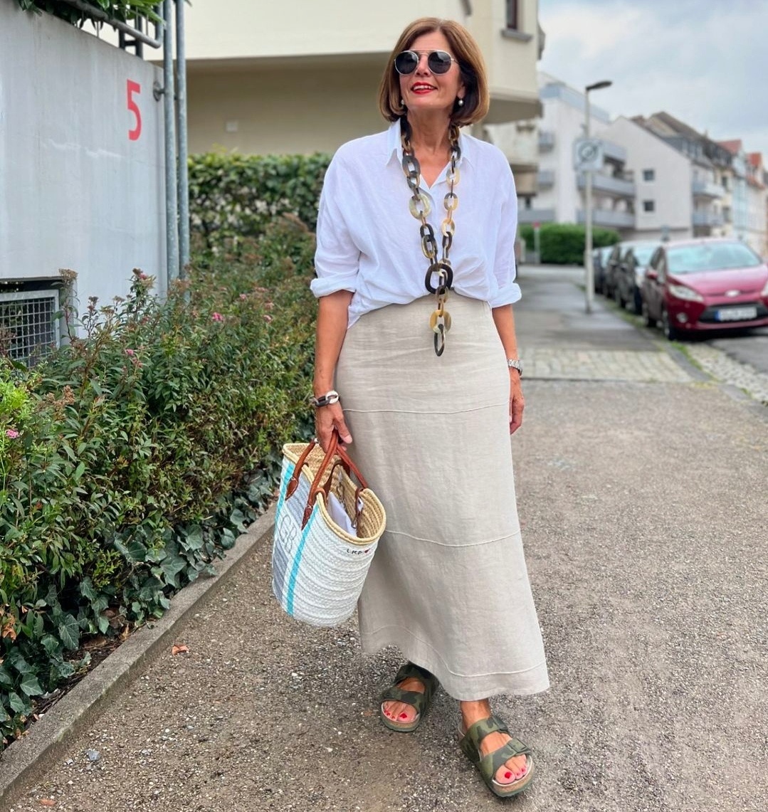 Юбка-макси должна сидеть по фигуре, но не стеснять движения. 