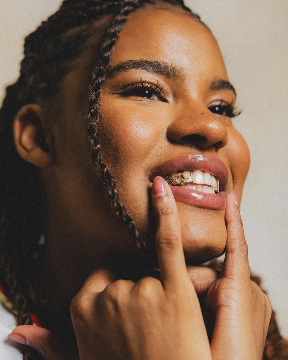 Ньяра Сабалли в гриллзах Fine Ass Fronts