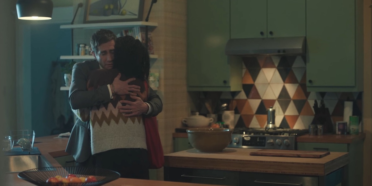 Все выверенно, даже рисунок на кофте с кухонным фартуком перекликается