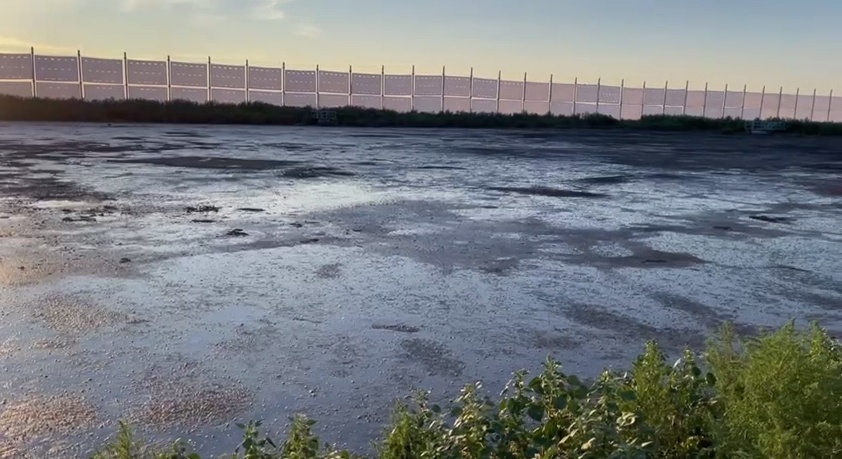    Огромные карты с черной и вонючей жидкостью: Жители п. Южный Урал навестили иловые поля