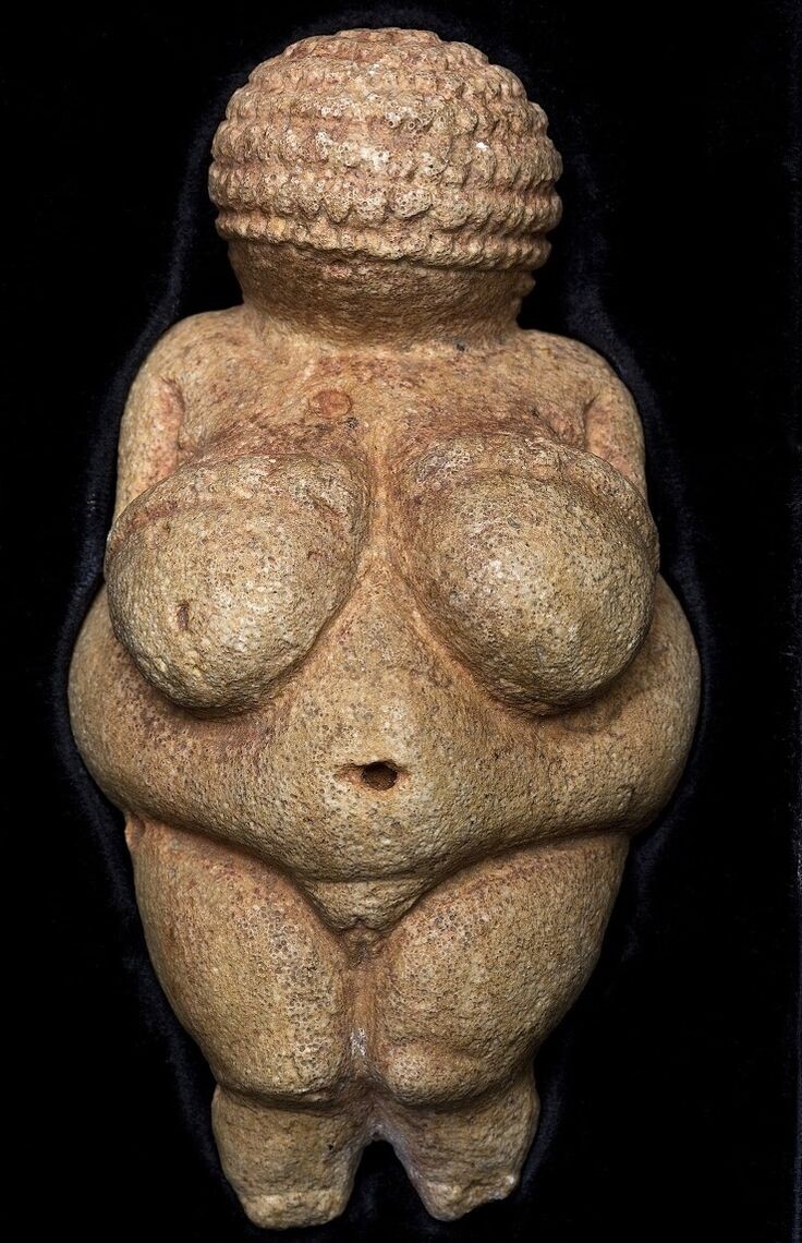 Это нормальный толстый живот: мягкий, расплывшийся в стороны, в форме складки / yandex.ru