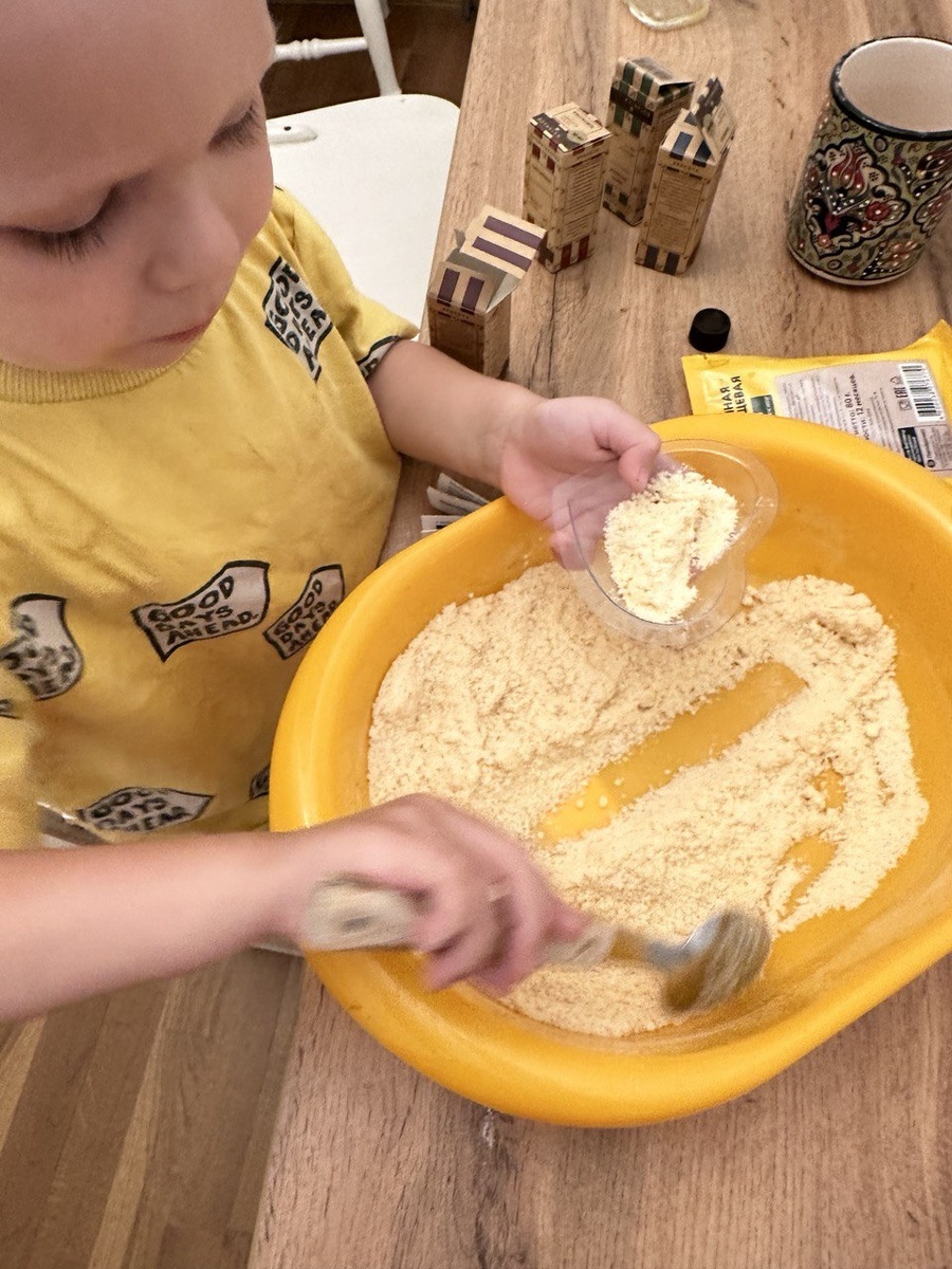 Уже выбрал эфирное масло, самые простые от бренда "Ботаника", у нас были формочки, но они необязательны