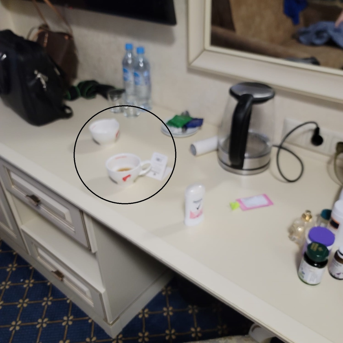  посуда на столе специально стояла 2 дня, ожидала реакцию. в итоге в порядок и на место ставили мы