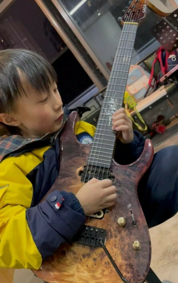    Видео: 9-летний мальчик научился играть на гитаре так, что им восхищаются музыканты