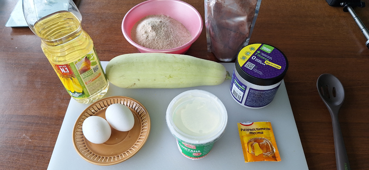 Вот такой набор продуктов нужен для пирога. Тут не хватает соли, я её не поставила и забыла добавить в тесто. Пирог получился пресным. А вы, пожалуйста не забудьте про соль.