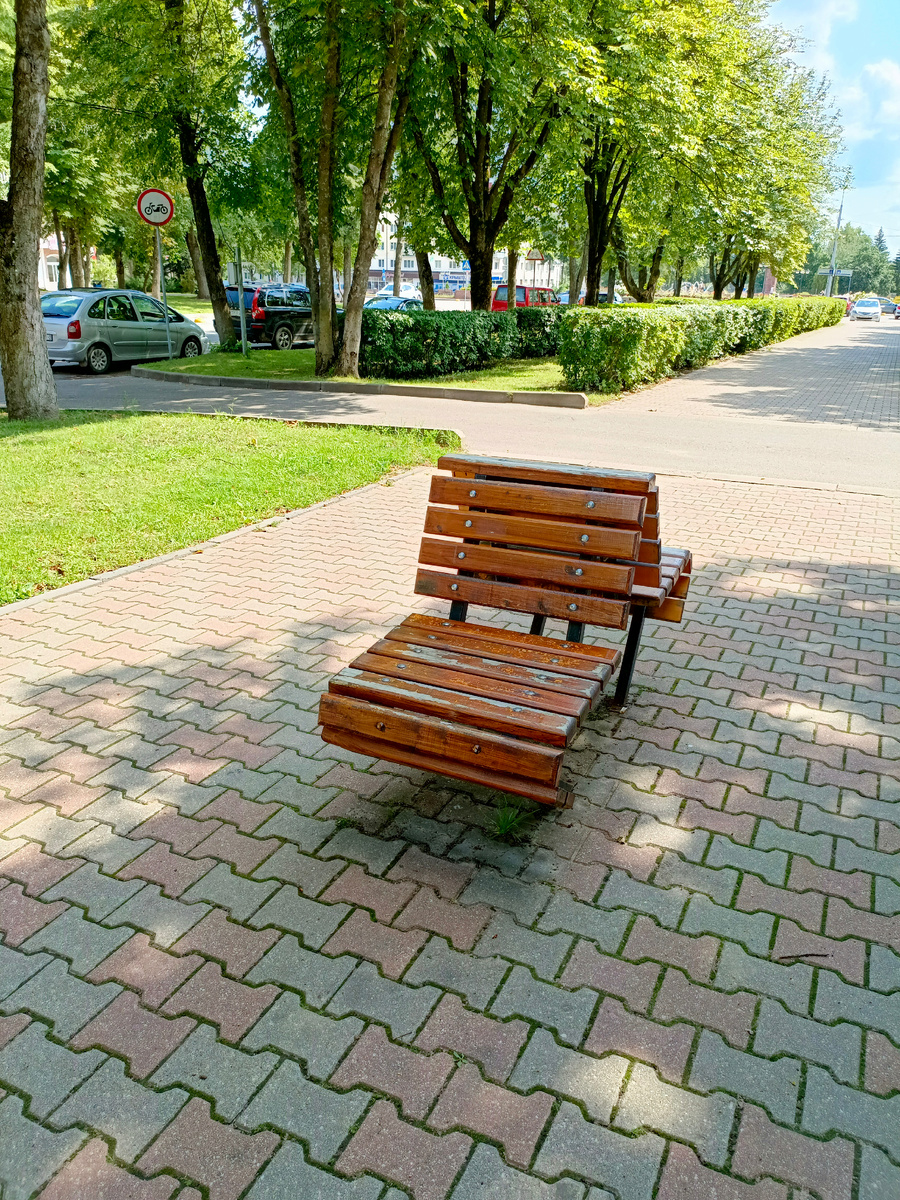 Ранее нигде не доводилось встречать таких скамеечек для интровертов))