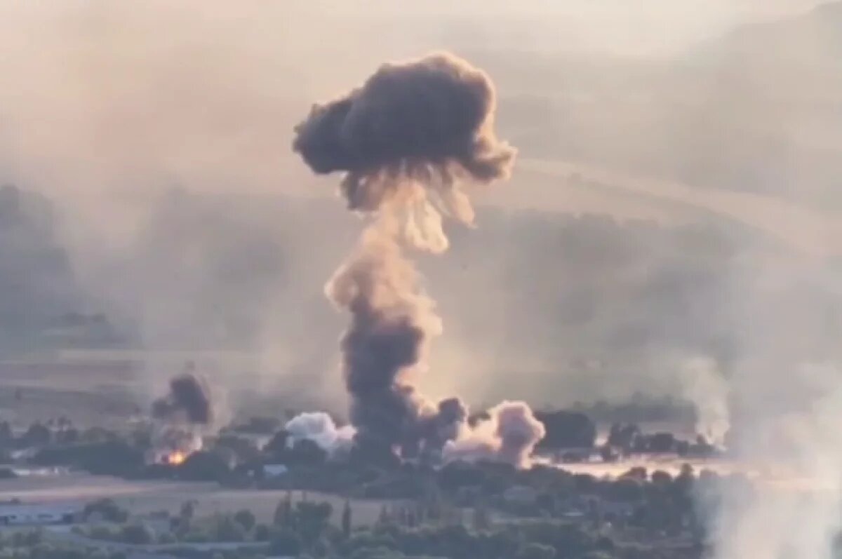    Облако дыма в форме гриба поднялось над поселком Нью-Йорк в Донецкой Народной Республике в результате ударов ВКС РФ по позициям ВСУ