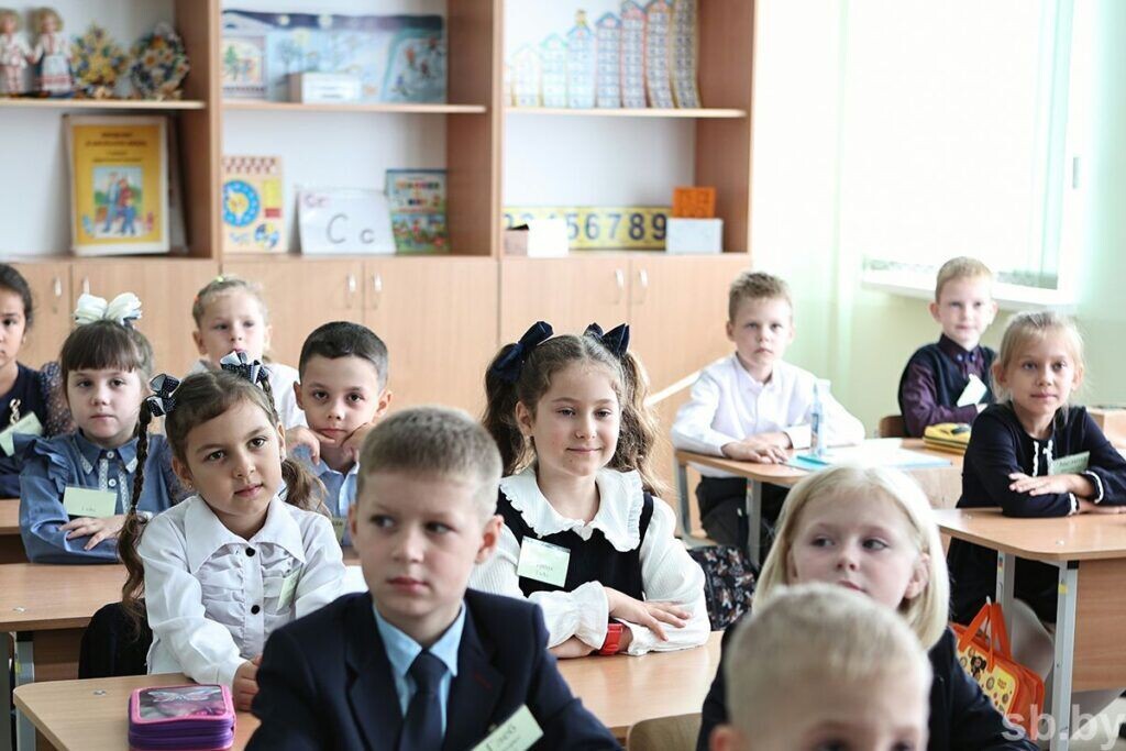 04-09-2023 Фото Дарьи Титовой. г. Минск. Государственное учреждение образования «Средняя школа № 226 г. Минска». В первый учебный день ГАИ проверила правила перевозки детей в школу. Дети, учащиеся. урок, школьники, первоклассники