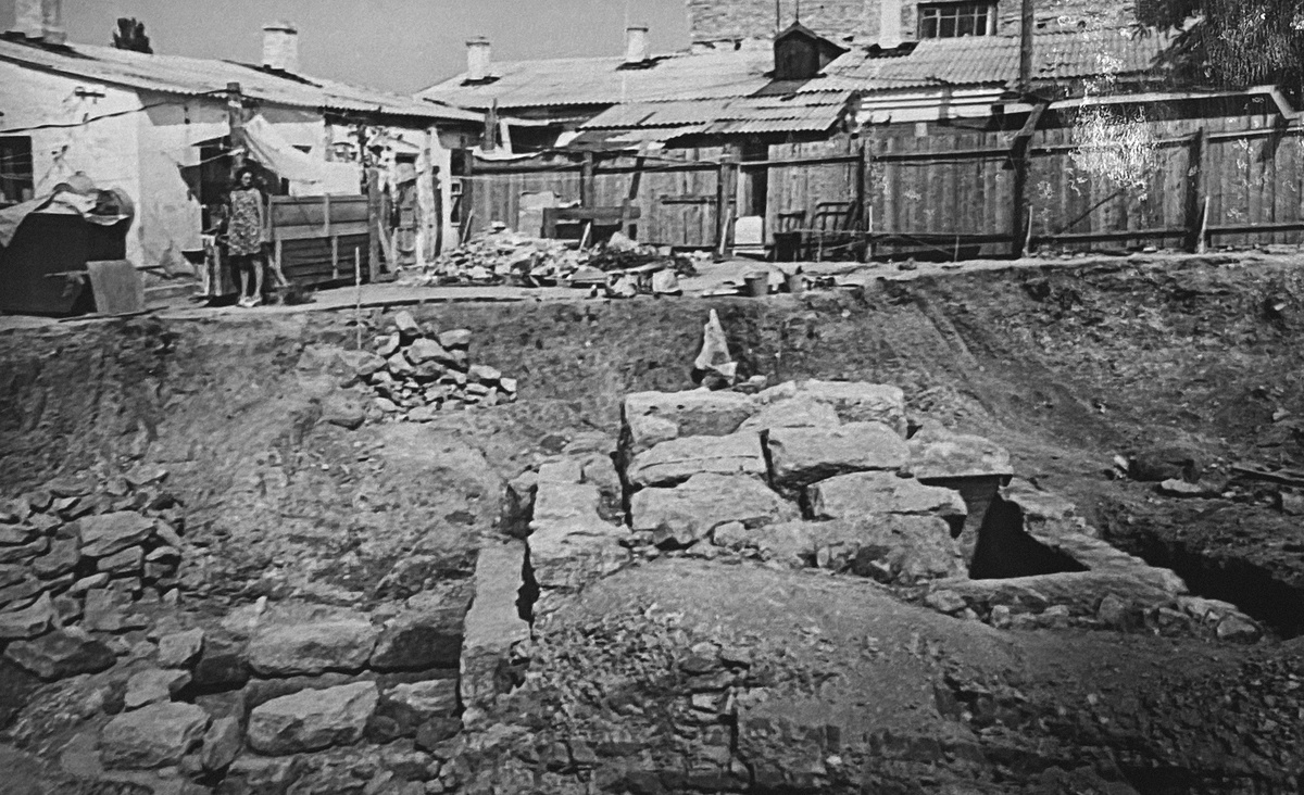 Вид на свод склепа и дромос с юго-запада. Фото из отчета Анапской археологической экспедиции ИА АН СССР. 1975 г.