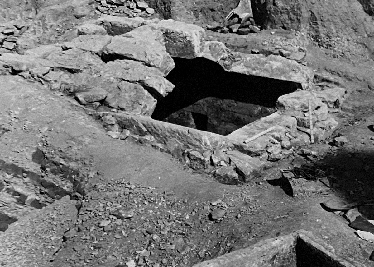 Южный угол склепа. Фото из отчета Анапской археологической экспедиции ИА АН СССР. 1975 г.