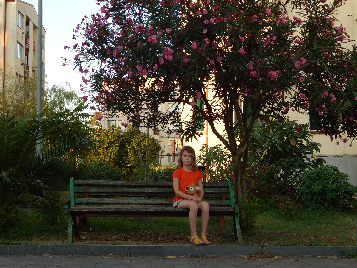 Девочка на лавочке в маленьком грузинском городке. Грузия