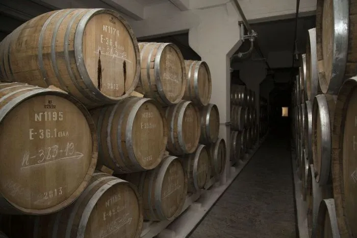 Два года назад на Кизлярском коньячном заводе запустили массовые экскурсии по своим цехам. // Фото: kizlyar-cognac.ru 