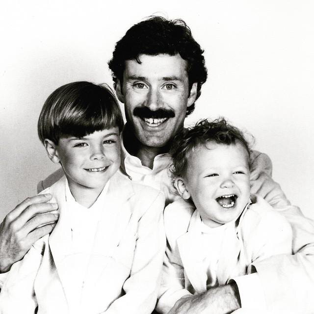 zacefron / Instagram (входит в корпорацию Meta, признана экстремистской и запрещена в России)📷Зак Эфрон в детстве (слева) с отцом и младшим братом