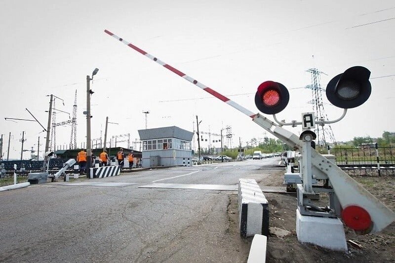 В Госдуме предложили возводить платные железнодорожные переездыВ России могут появиться платные железнодорожные переезды. С такой инициативой выступил глава думского комитета по транспорту Евгений Москвичев.Министр транспорта Роман Старовойт поддержал предложение, при условии, что для местных жителей такие переезды останутся бесплатными.Этому решению предшествовала серьезная авария в Волгоградской области, когда из-за водителя КАМАЗа, проигнорировавшего запрещающий сигнал семафора, с рельсов сошел пассажирский поезд.По словам Москвичева, стоимость нужно определять исходя из окупаемости проекта за 35 лет.«Нам надо освободить железную дорогу. Давайте начнем строить платные железнодорожные переезды. Чего мы боимся? Давайте скажем, мы железнодорожный переезд строим на 50 лет, значит, он должен окупиться за 35. Но не за 10. Тогда стоимость этого проезда будет эта. И люди выберут», – предложил глава думского комитета.Кроме того, Москвичев предлагает подготовить анализ загруженности переездов и в случае закрытия дорог на 50% возводить двухуровневые развязки. При этом четырехполосные подъезды к переездам необходимо заменить на двухполосные, убежден Москвичев.