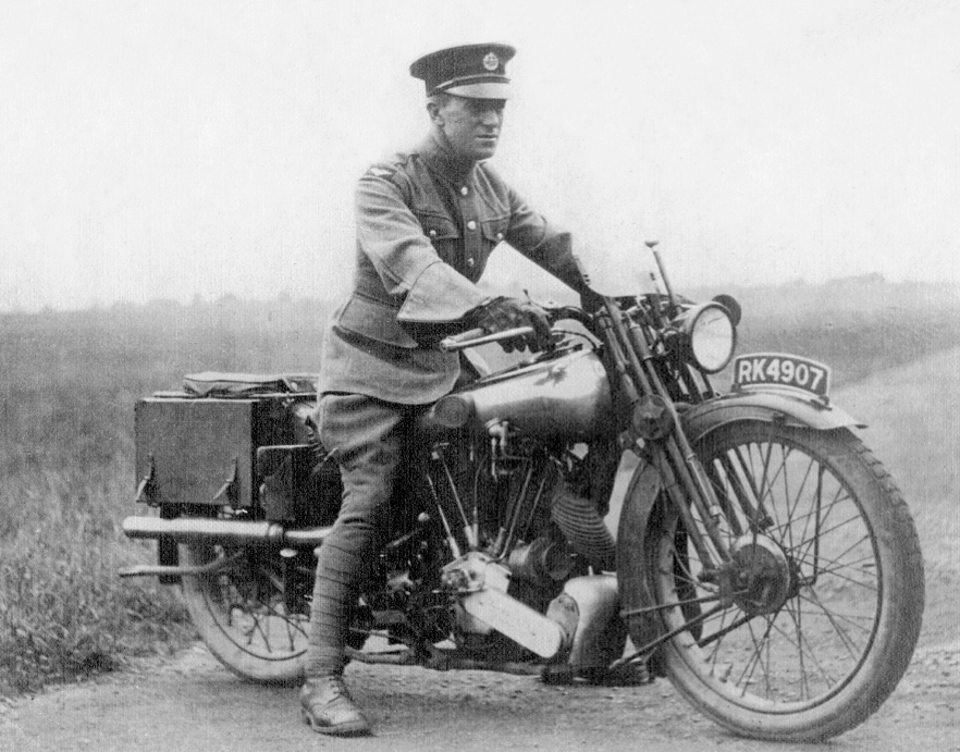 Лоуренс и его мотоцикл "Brough Superior SS100"