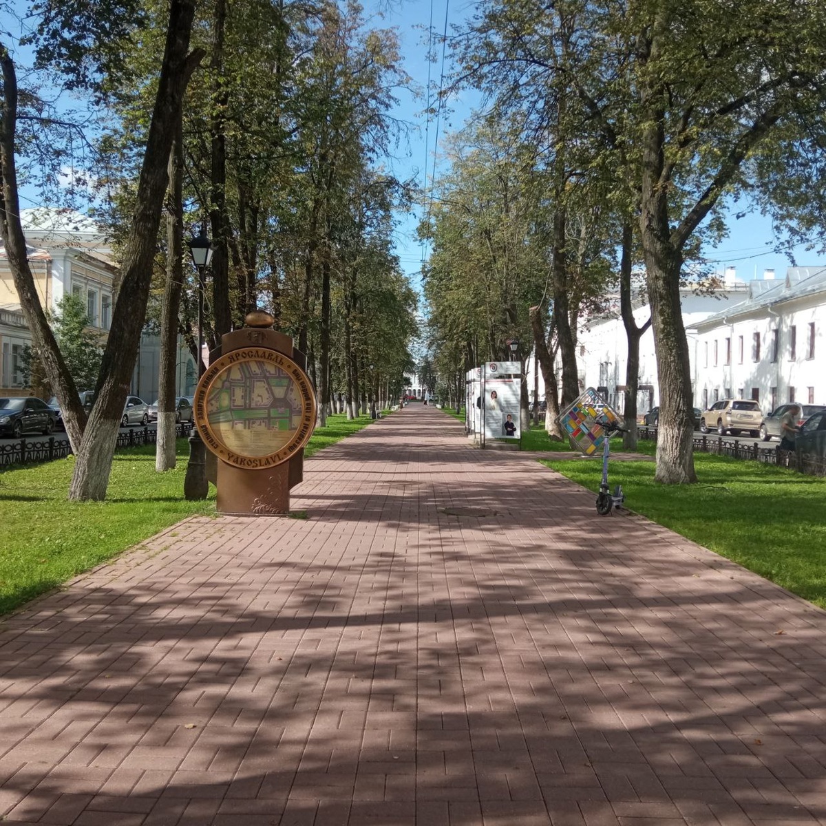 Центр города. Время - после 11 утра. Тихо. Чисто.