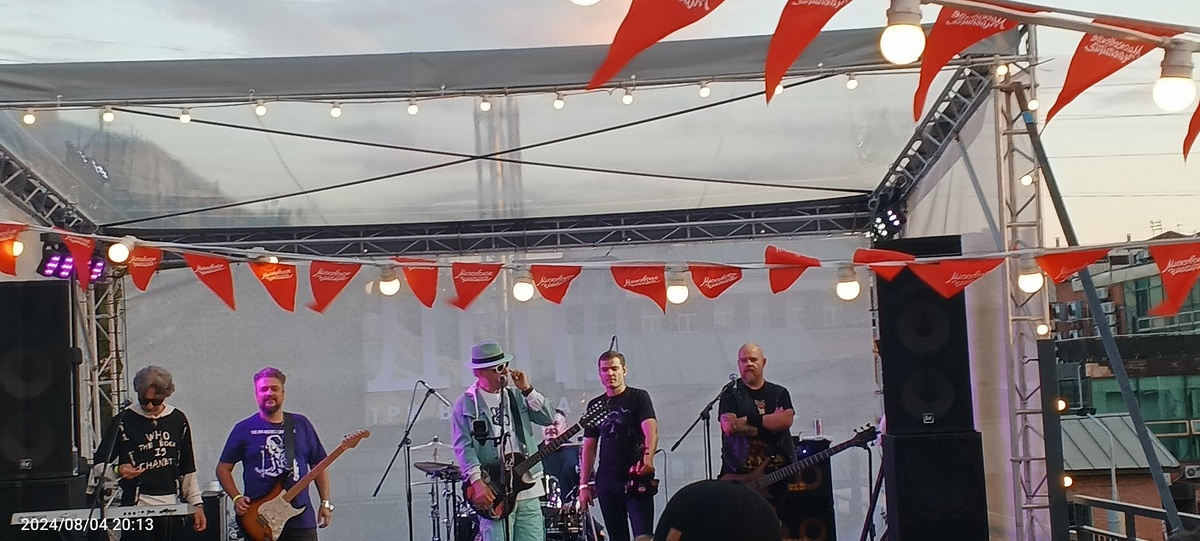 группа "Крематорий" на крыше "Депо Три вокзала". (фото автора)