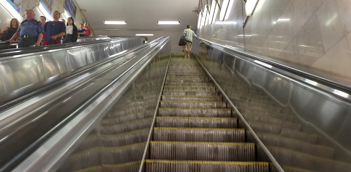 Выход на станцию "Октябрьская"