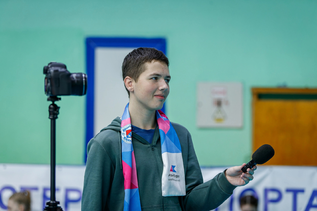 Моя работа - интервьюера. Беру интервью у волейболистки после сыгранного матча.