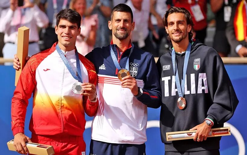 Слева направо: "серебряный" Алькарас, "золотой" Джокович и "бронзовый" Музетти