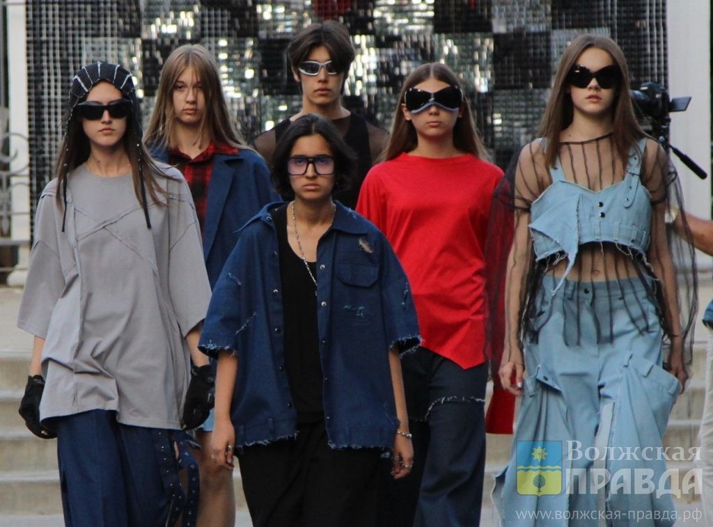 Коллекция 15-летнего дизайнера Оксаны Шахбазян📷    Модельное агентство «Грата» устроило в Волжском нетривиальный дизайнерский показ
