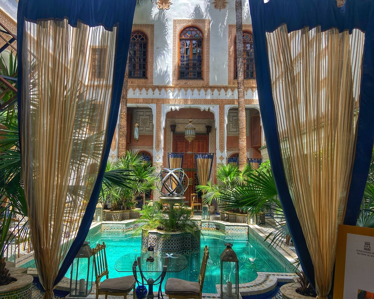 За неприглядными марокканскими заборами иногда скрываются шикарные тихие дворики, подобные этому.