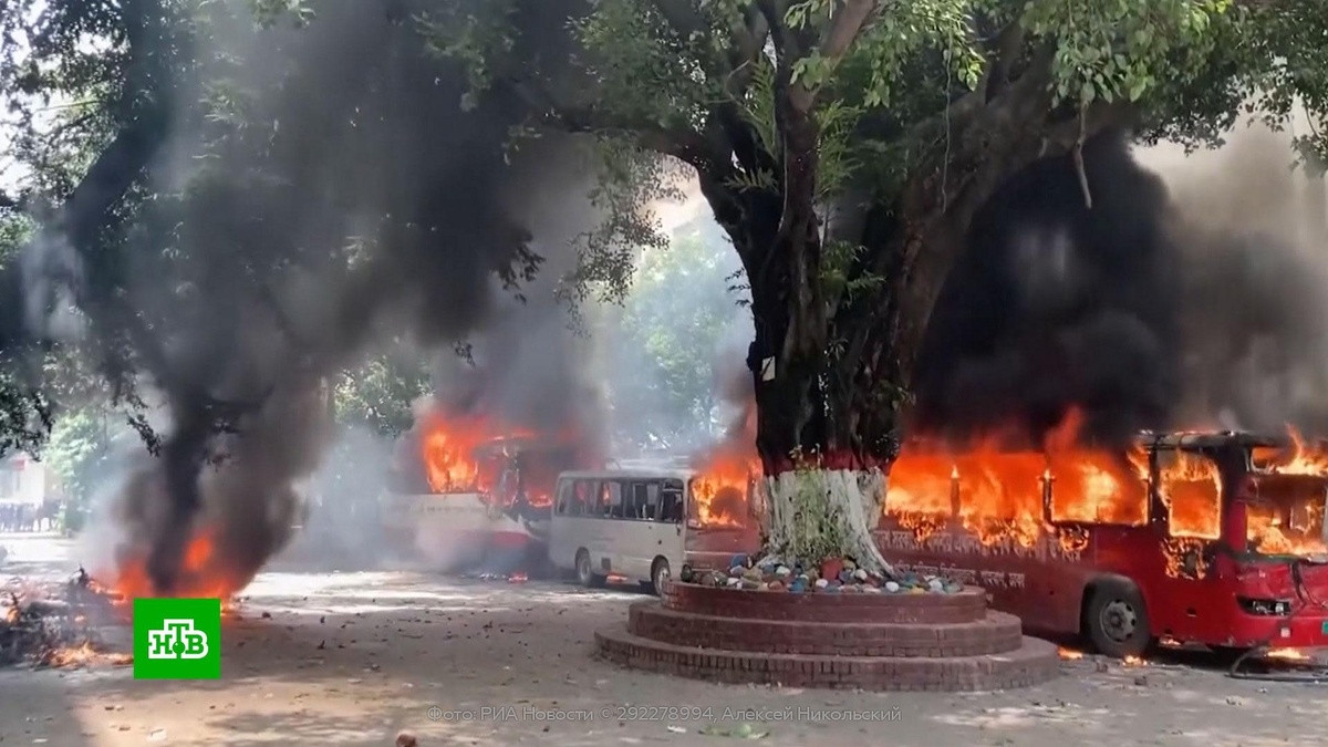    В Бангладеш сформируют временное правительство после бегства премьера