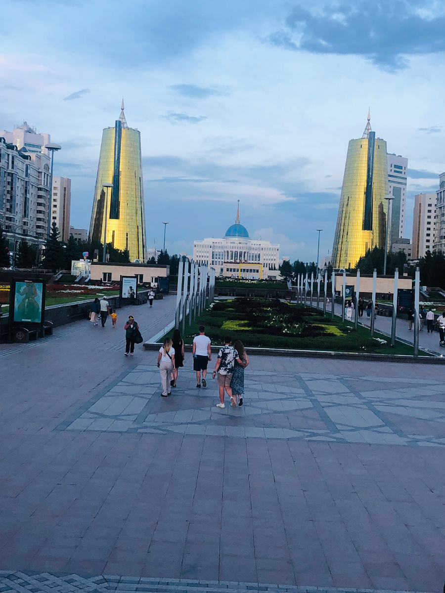 Президентский дворец с двумя золотыми башнями