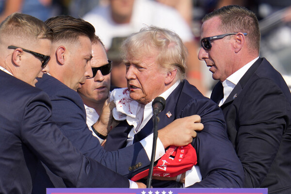 Дональд Трамп в момент покушения на предвыборном митинге в Батлере, штат Пенсильвания, США, 13 июля 2024 года / Gene J. Puskar/AP