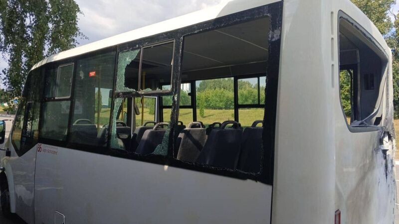 В селе Вязовое Краснояружского района автобус сельхозпредприятия «Агро-Белогорье» подвергся атаке беспилотника. К большому горю, погиб один человек. Ранены трое, источник – Телеграм-канал Настоящий Гладков
