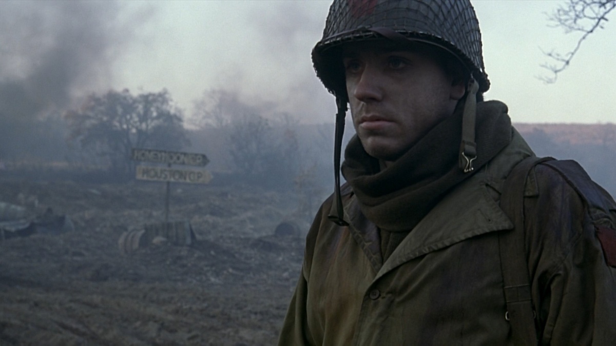 Талантливая игра Рона Элдарда хорошо подчёркивается его обликом - вечно бледный от холода, он выглядит как нежилец. 