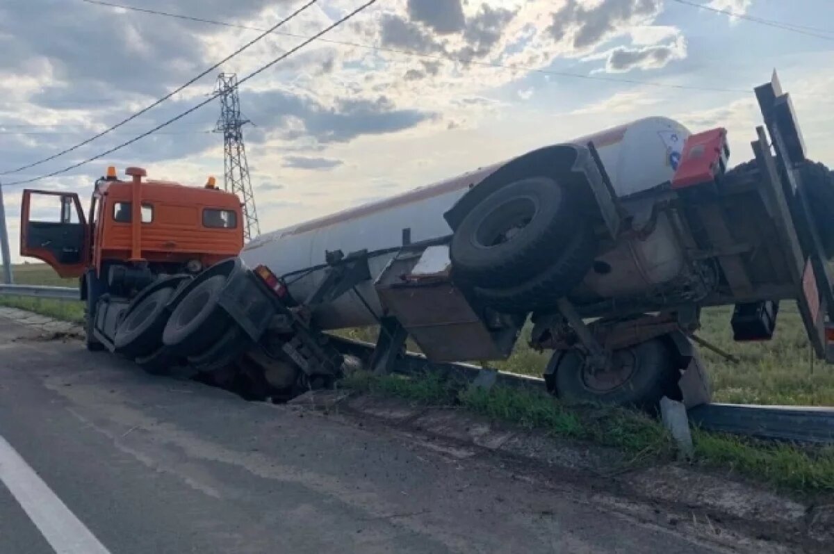    На трассе в Оренбуржье перекрыто движение из-за ДТП с фурами