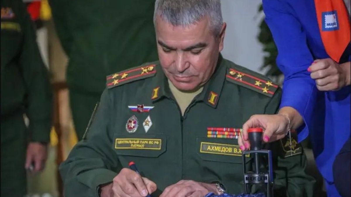 Полковник подписывает очередной контракт