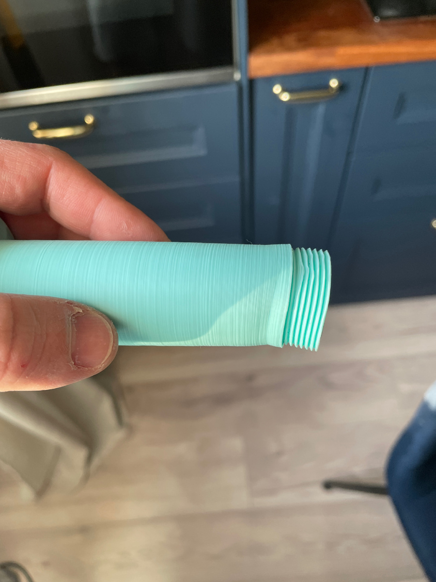 По первой распечатал держатель катушки из PLA, а потом решил печатать ABS. Итог на фото