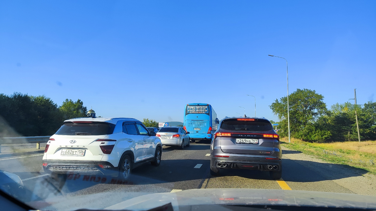 И обочина стоит