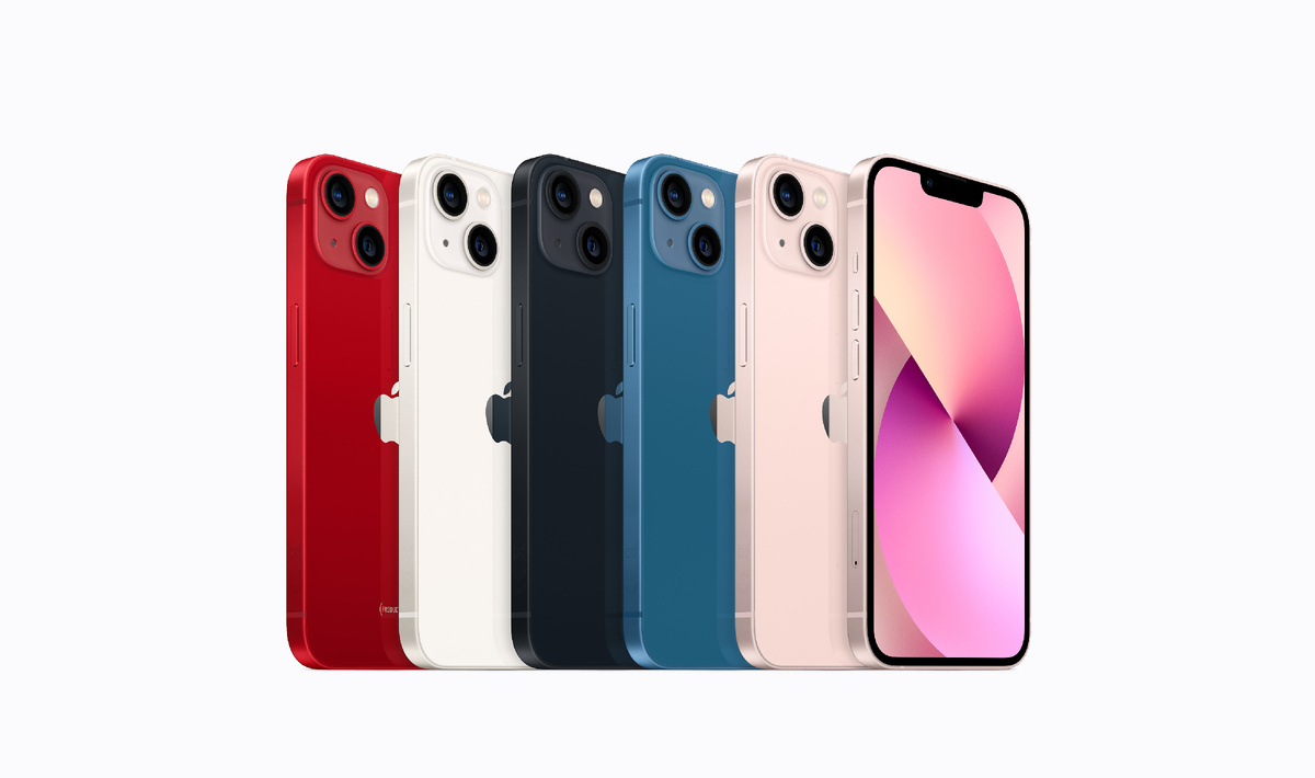 С выходом новых моделей iPhone каждый год возникает вопрос: стоит ли приобретать предыдущие версии, такие как Айфон 13, или стоит дождаться новинок? В 2024 году, когда на рынке уже доступны Айфон 14 и Айфон 15, давайте разберёмся, какие преимущества и недостатки есть у Си телефону 13 и как он может вписаться в современный мир технологий. 
Технические характеристики и производительность

Айфон 13, выпущенный в сентябре 2021 года, остается вполне актуальным с точки зрения производительности. Он оснащен процессором A15 Bionic, который по-прежнему обеспечивает высокую производительность для большинства приложений и игр. Несмотря на то, что новые модели имеют более мощные процессоры, для повседневного использования Айфон 13 справляется с задачами на уровне.

Кроме того, Айфон 13 поддерживает 5G, что позволяет пользоваться быстрым интернетом, что особенно актуально в 2024 году, когда 5G становится все более распространенным. 

Качество камеры

Камера Айфон 13 по-прежнему впечатляет. Она состоит из двойной системы камер с 12 МП широкоугольным и ультраширокоугольным объективами, и способна делать качественные снимки и видео в различных условиях. Если ваше использование телефона не связано с профессиональной фотографией, вам будет достаточно возможностей камеры Айфон 13.

Дизайн и экран

Дизайн Айфон 13 остается стильным и современным. Он доступен в нескольких привлекательных цветах и имеет стеклянную заднюю панель, что добавляет премиальности. 6.1-дюймовый Super Retina XDR экран обеспечивает отличную цветопередачу и яркость, что позволяет наслаждаться контентом.

 Долговечность и обновления

Apple известна своей поддержкой старых устройств обновлениями программного обеспечения. Айфон 13, скорее всего, будет получать обновления iOS еще несколько лет, что делает его более привлекательным вариантом, чем многие конкуренты.
Цена

На момент 2024 года, цена на Айфон 13 снизилась по сравнению с днем выпуска. Если вы ищете качественный смартфон за разумные деньги, то модель 13 может стать отличным вариантом, особенно если вам не нужны самые последние функции, которые есть в Айфон 14 или 15.

 стоит ли брать Айфон 13 в 2024 году?

Покупка Айфон 13 в 2024 году имеет свои плюсы и минусы. Если вам нужен надежный и функциональный смартфон с отличной производительностью, хорошей камерой и стильным дизайном — Айфон 13 может стать отличным выбором, особенно если вы найдёте его по выгодной цене. Однако, если вам важны самые современные технологии, улучшенные камеры и функции, доступные в последних моделях, возможно, стоит рассмотреть более новые версии.

В конце концов, выбор зависит от ваших потребностей и бюджета. Айфон 13 всё еще способен удовлетворить большинство запросов современных пользователей, поэтому, если он соответствует вашим требованиям — это вполне разумное решение.