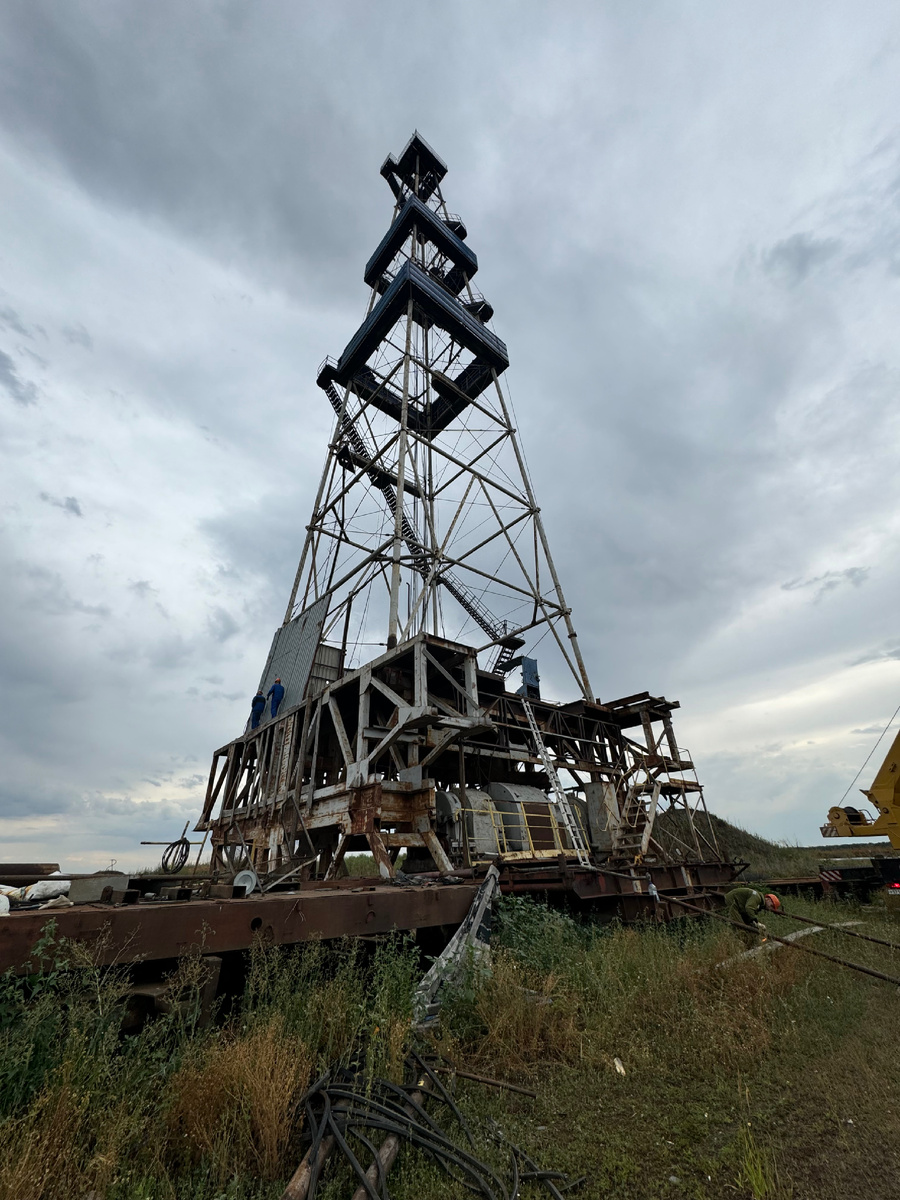 Производится подготовка к демонтажу буровой установки, производится демонтаж навесного и наземного оборудования 