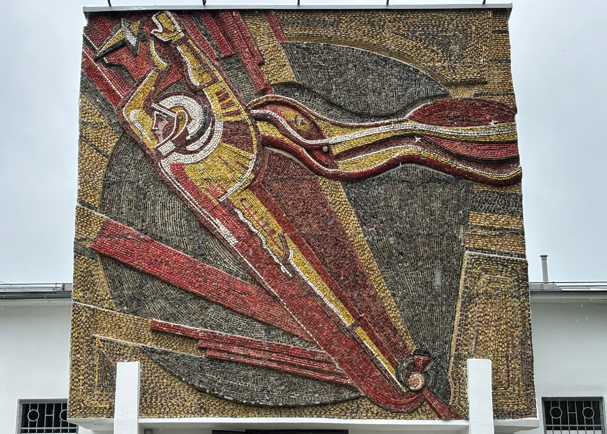 Мозаичное панно на фасаде основного здания музея.