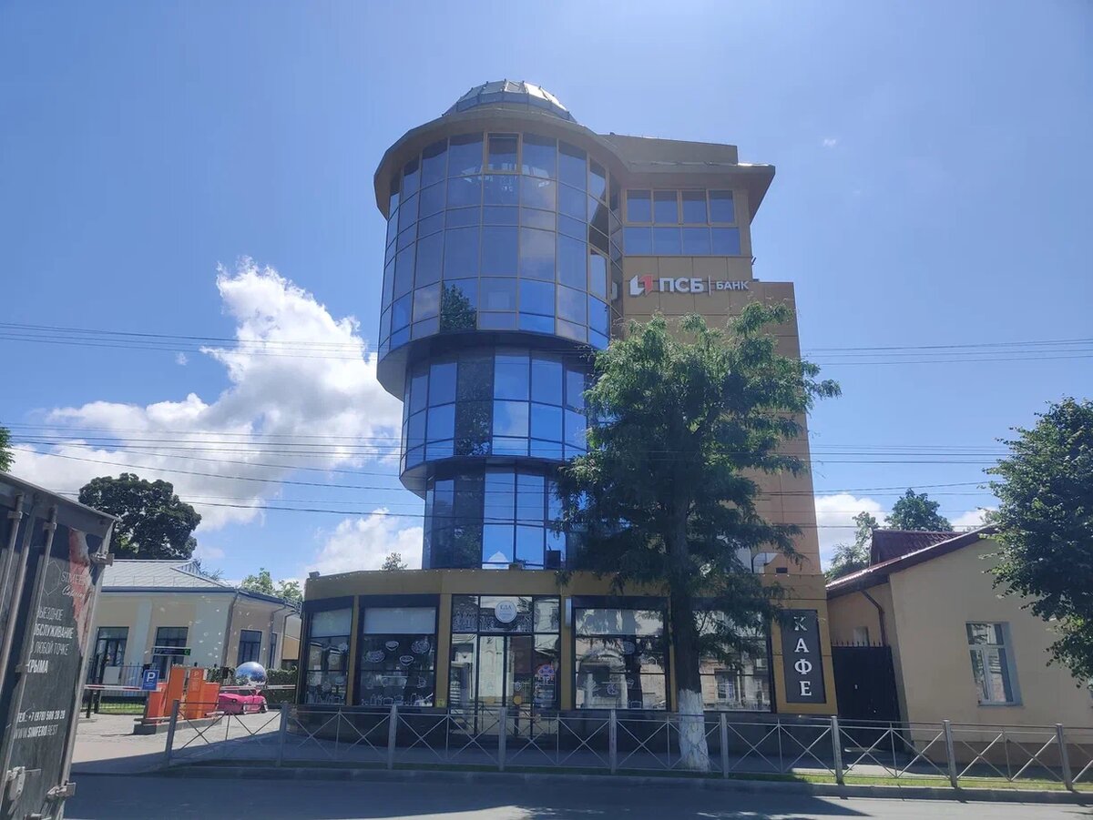 В этом здании находятся ресторан и кафе "Симферо" (Симферополь, Крым). Фото Светы Давыдовой