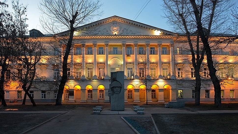 главный корпус МГЛУ на Остоженке, 38