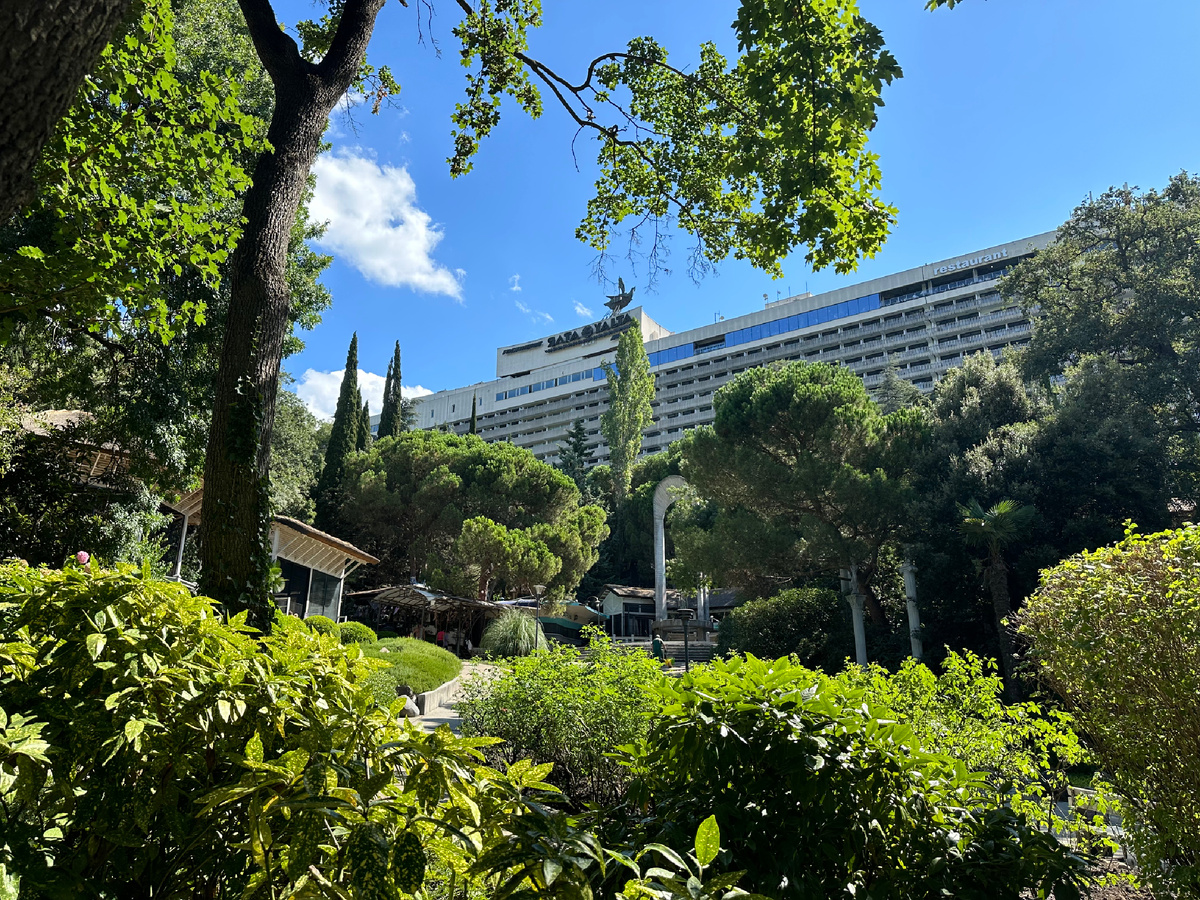 Основной корпус. Фото с территории парка отеля. 2024