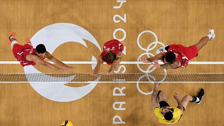    Мика Кристенсон, Тейлор Аверилл и Тори ДеФалко прыгают, чтобы заблокировать атаку сборной Бразилии. AFP